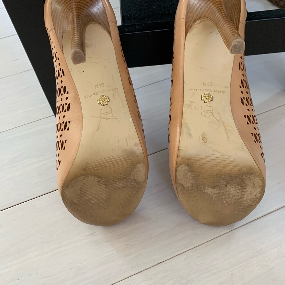 Ann Taylor tan open toe bootie size 8 1/2M. - Picture 3 of 4
